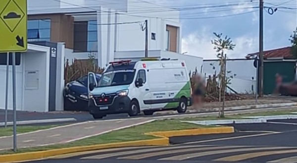 Condutor é socorrido após acidente