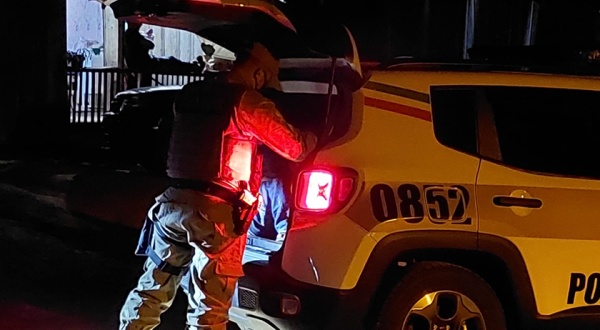 Homem acerta facada no peito do irmão e é preso pela PM em SMOeste