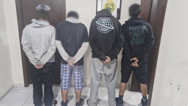 Quatro homens são flagrados pichando muro de residência