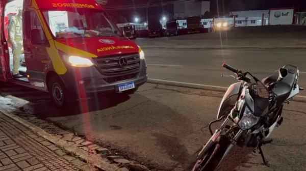 Colisão entre carro e moto deixa homem ferido no Bairro Pinheirinho