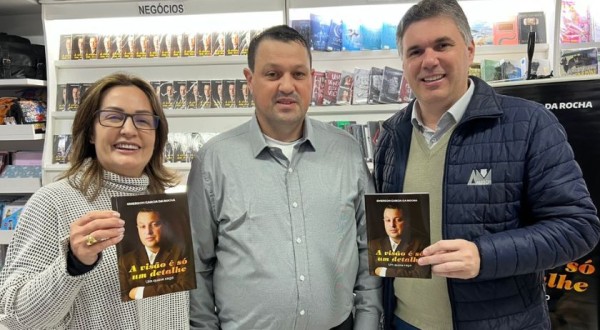 Escritor com baixa visão lança seu primeiro livro