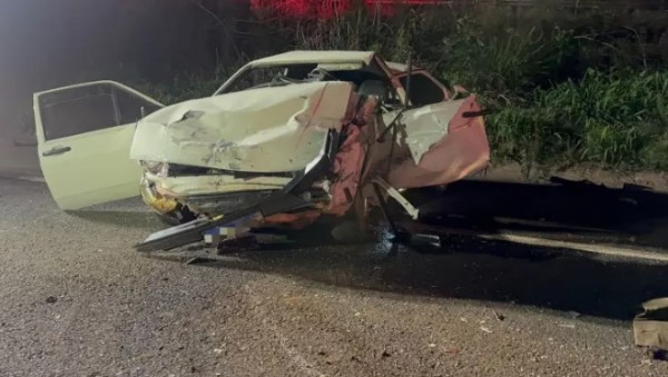 Colisão entre dois carros deixa cinco feridos na PR-475