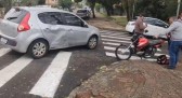Colisão entre carro e motocicleta deixa jovem ferida