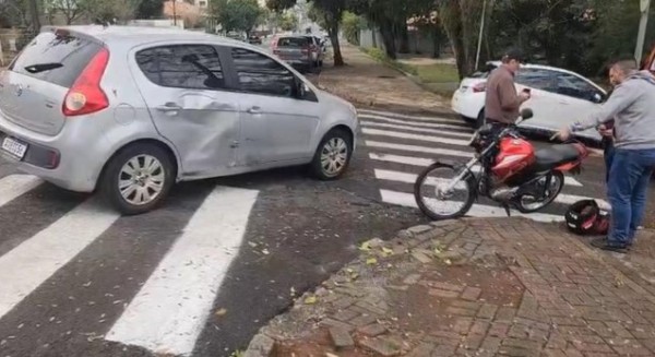 Colisão entre carro e motocicleta deixa jovem ferida