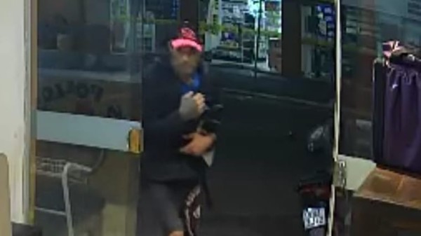 Polícia Civil do Paraná divulga imagem de homem suspeito de roubo registrado no mês de outubro