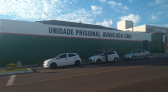 Homem com mandado de prisão em aberto agride mulher e é preso pela PM