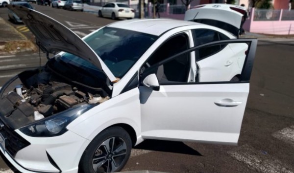 Colisão entre dois automóveis deixa mulher ferida no Bairro Vila Nova