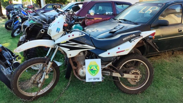 Polícia Militar de Ampére prende homem com motocicleta furtada