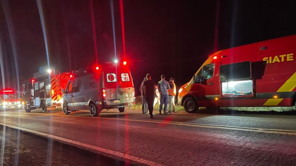 Ônibus com 40 estudantes que retornavam da faculdade tomba; Ao menos nove pessoas ficaram feridas