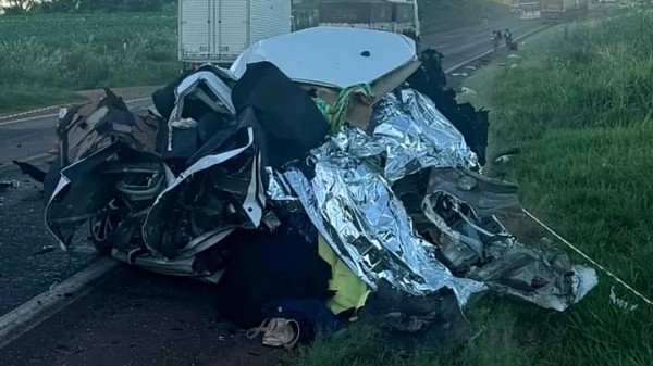 Quatro pessoas perdem a vida em colisão envolvendo um carro e dois caminhões na PR 182