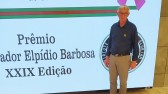 Professor é homenageado com prêmio Educador Elpidio Barbosa
