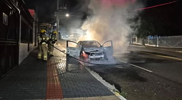 Carro pega fogo em Xanxerê e mobiliza Corpo de Bombeiros