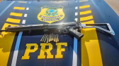 Jovem de 18 anos é investigada por posse ilegal de arma de guerra encontrada em carro envolvido em acidente na BR-277
