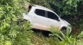 Acidente entre duas caminhonetes e carreta deixa duas pessoas feridas no trevo de acesso a Salgado Filho