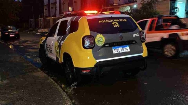 Mulher sofre ferimento ao manusear arma de fogo dentro de casa