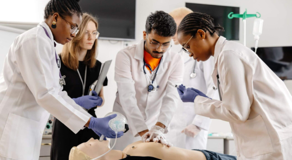 MEC suspende edital para novos cursos de Medicina; Anup critica falta de isonomia entre processos