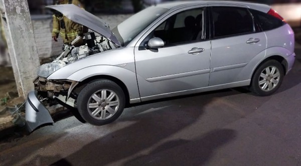 Carro colide em poste e pega fogo no Bairro São Cristovão