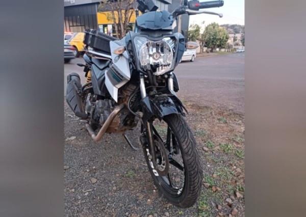 Jovem fica ferida em colisão envolvendo carro e moto