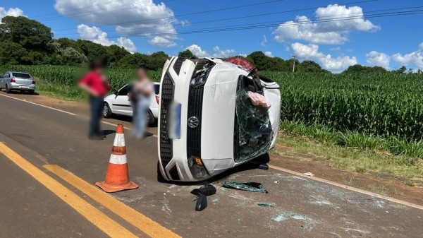 Mulher fica ferida em colisão entre caminhonete e automóvel na PR-475