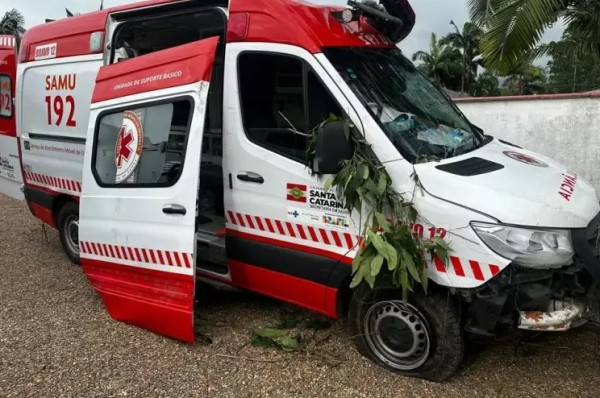 Homem em surto agride equipe do Samu, foge com ambulância e provoca acidente na BR-470