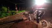 Carro é abandonado na rua após condutor bater em poste