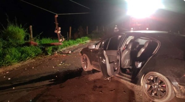 Carro é abandonado na rua após condutor bater em poste