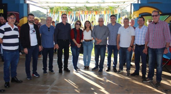 Deni Schwartz recebe homenagem da prefeitura de Beltrão