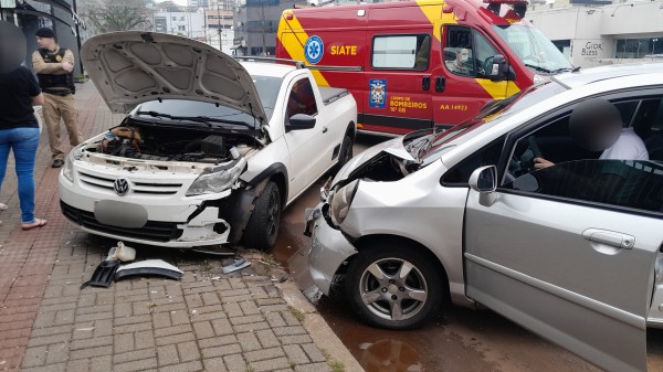 Menino fica ferido após ser atropelado na Avenida União da Vitória; Automóvel ainda colidiu em outro veículo estacionado