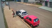 Homem tenta roubar carro automático, não consegue dirigir e foge a pé