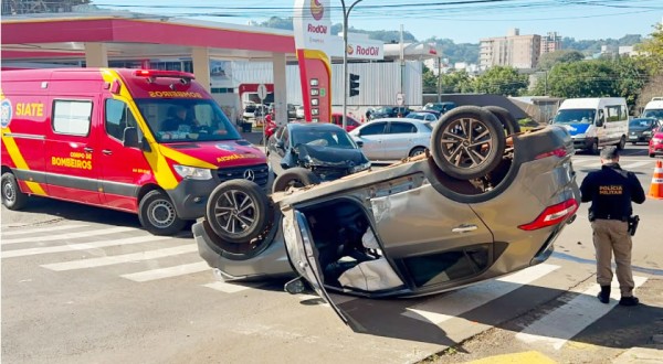 Colisão entre dois veículos deixa gestante ferida e provoca capotamento em cruzamento
