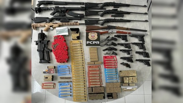 Após cumprimento de mandado de prisão por violência doméstica, polícia descobre arsenal com 23 armas e centenas de munições