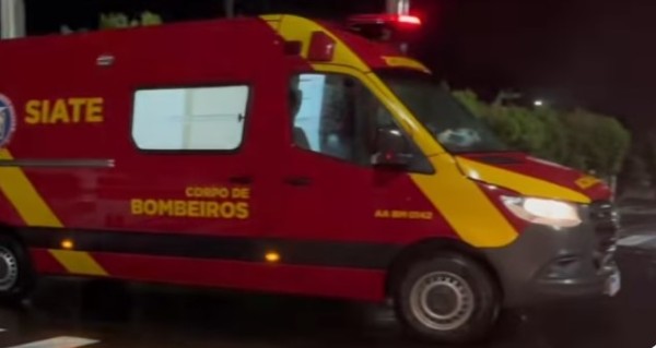 Condutora de moto fica ferida após colisão com camionete