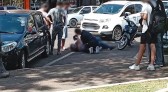 Motociclista fica ferida após colisão com carro
