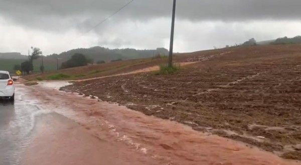 Fortes chuvas interditam rodovia do Sudoeste
