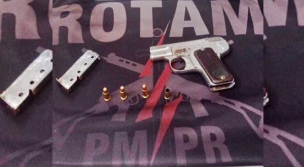 Mulher com passagem por homicídio é detida escondendo arma nas partes íntimas após disparos