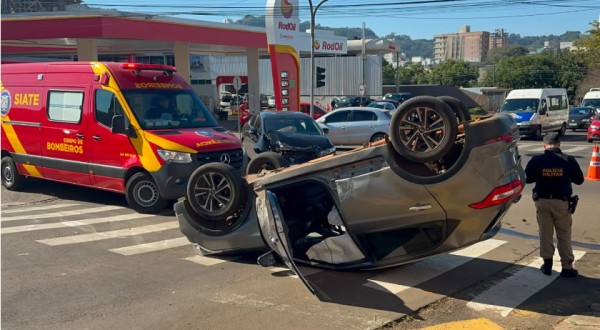 Carro capota após colisão em cruzamento no bairro Industrial