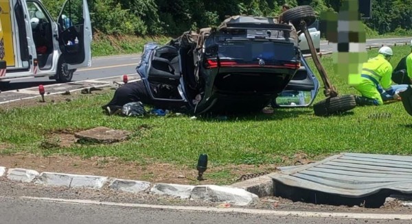 Capotamento na BR-277 deixa quatro pessoas feridas