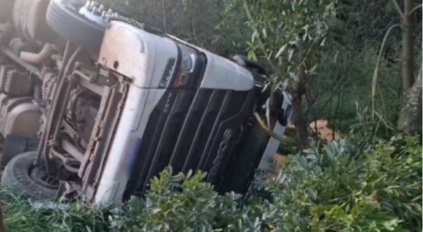 Caminhão carregado com soja tomba na PR-483 em Francisco Beltrão