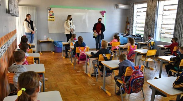 Aulas totalmente presenciais são retomadas na Rede Municipal de Ensino