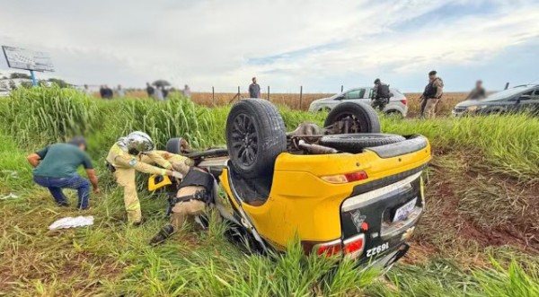 Policial militar morre após viatura aquaplanar e capotar em rodovia do Paraná