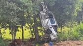 Caminhonete desgovernada bate contra árvore na PR- 566