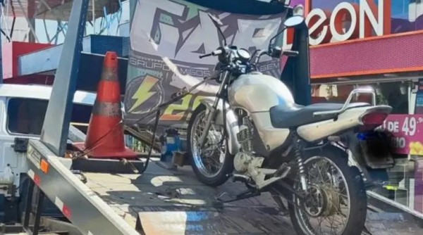 PM apreende motocicleta irregular no centro