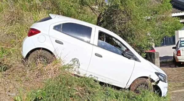 Motorista perde o controle e colide contra muro