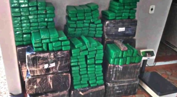 Cerca de 440 kg de maconha são apreendidos com jovem de 21 anos no Oeste