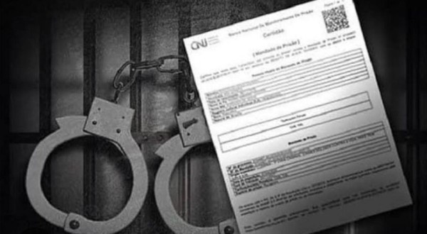 Após discussão chamar atenção da Polícia mulher é presa através de mandado de prisão