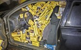 Condutor foge de abordagem da PM e abandona veículo abarrotado de cigarros contrabandeados