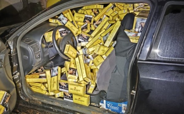 Condutor foge de abordagem da PM e abandona veículo abarrotado de cigarros contrabandeados