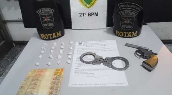 Após denúncia, três pessoas são presas com arma e droga no bairro São Cristóvão
