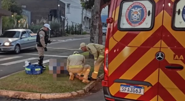 Homem é atropelado por carro e motorista foge sem prestar socorro