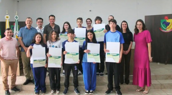 Prefeito participa da posse do Parlamento Jovem